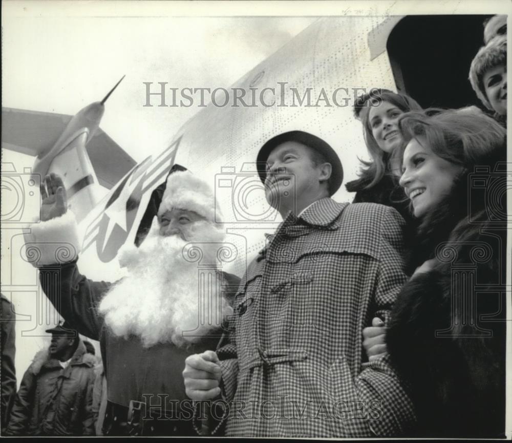 1969 Press Photo Bob Hope and his troupe leave on their annual Christmas tour - Historic Images