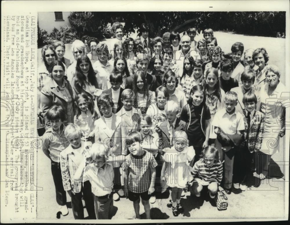 1973 Press Photo Bob Hope w/ family for an old-fashioned Fourth of July picnic - Historic Images