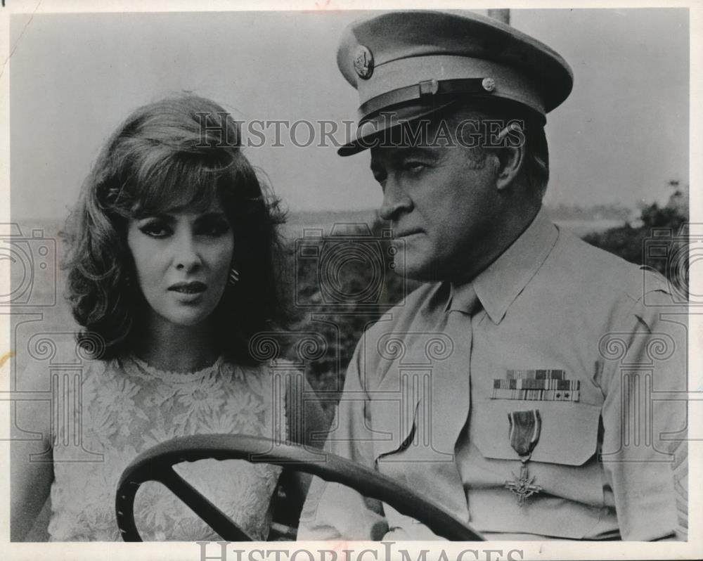1972 Press Photo Gina Lollobrigida & Bob Hope in a scene from their movie - Historic Images