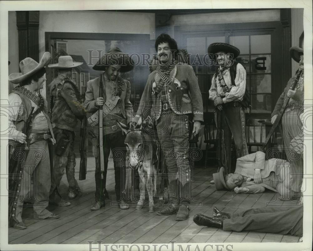 1966 Press Photo Bob Hope with some old-time vaudevillians, friends and fighters - Historic Images