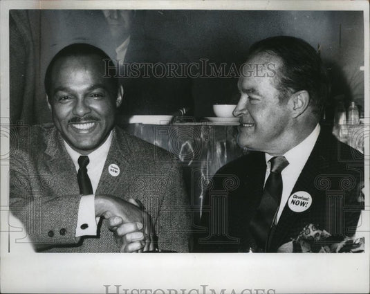 1968 Press Photo Mayor Carl B Stokes and Bob Hope in a Tribute to Hope - Historic Images