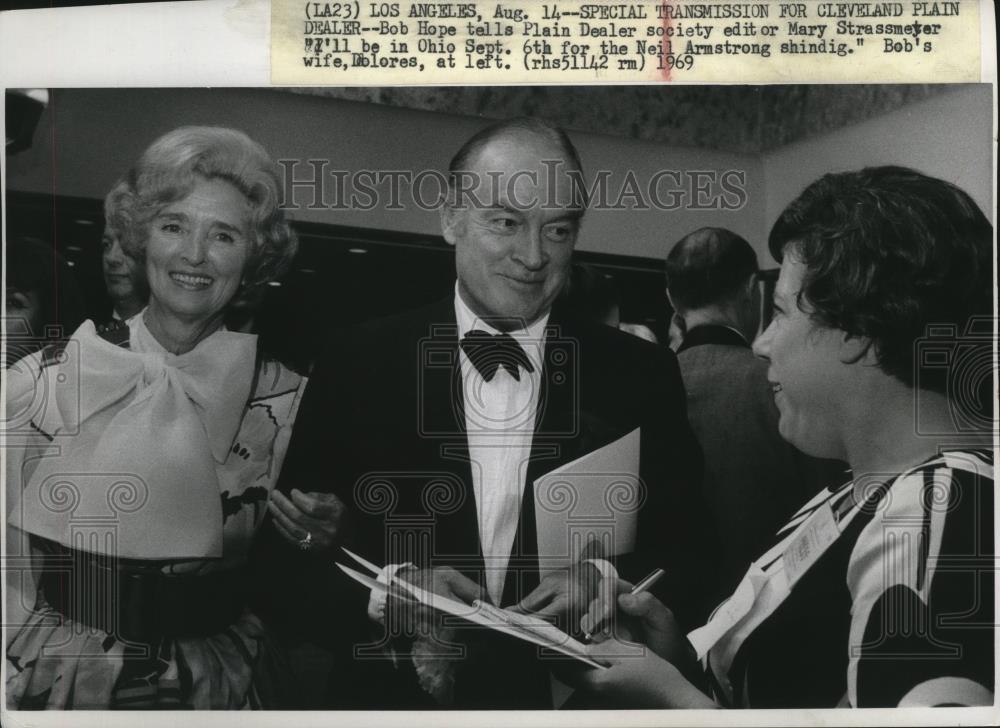 1969 Press Photo Bob Hope with his wife speaks to Plain Dealer society editor - Historic Images