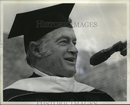 1976 Press Photo Bob Hope gets Doctor of Humane letters degree - cvb78710 - Historic Images