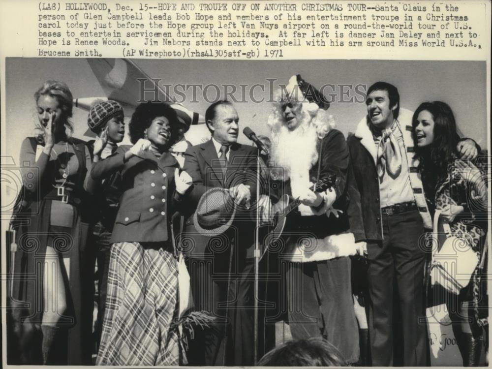 1941 Press Photo Bob Hope and his troupe at Van Nuys airport after tour - Historic Images