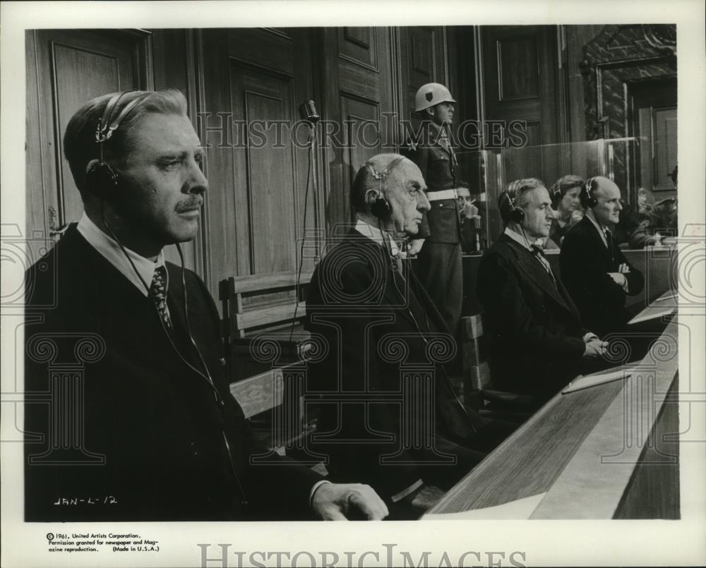 1961 Press Photo Burt Lancaster and Werner Klemperer in Judgement at Nurenberg - Historic Images
