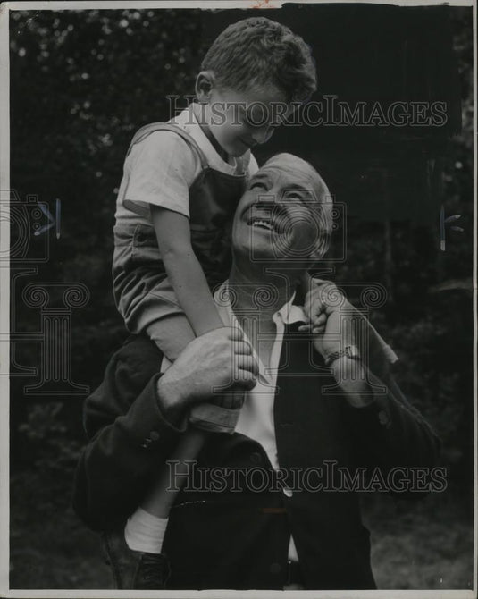 1948 Press Photo Tris Speaker with Orner, enjoying time at Camp Cheerful - Historic Images