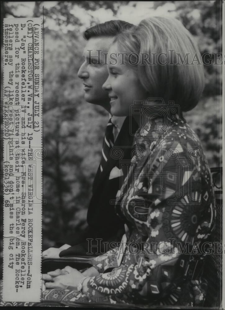 1968 Press Photo John D &quot;Jay&quot; Rockefeller IV &amp; wife, Sharon at Charleston home - Historic Images