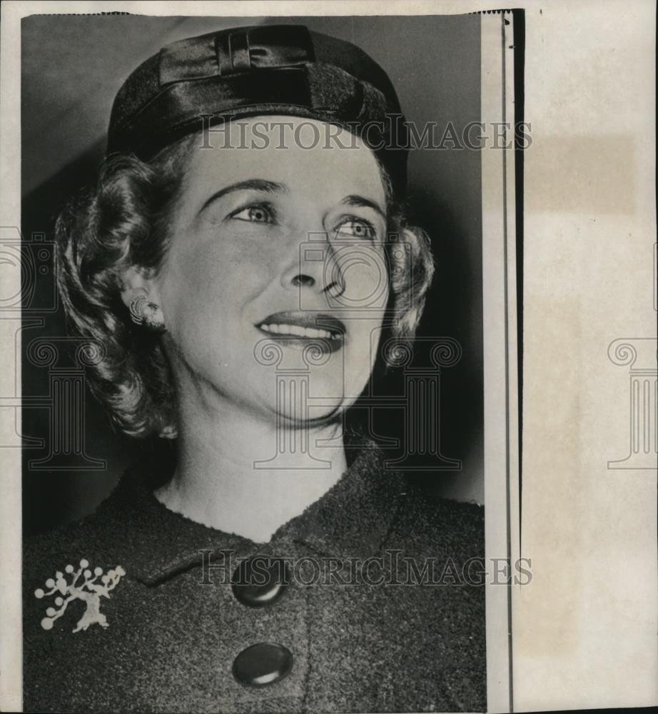 1961 Press Photo Mrs. Clark Gable smiles as she talks with newsmen - cvb77764 - Historic Images