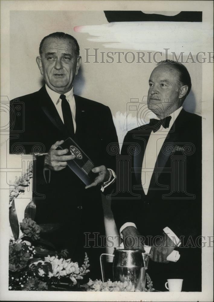 1966 Press Photo Pres Johnson presents a plaque to Bob Hope in Washington - Historic Images