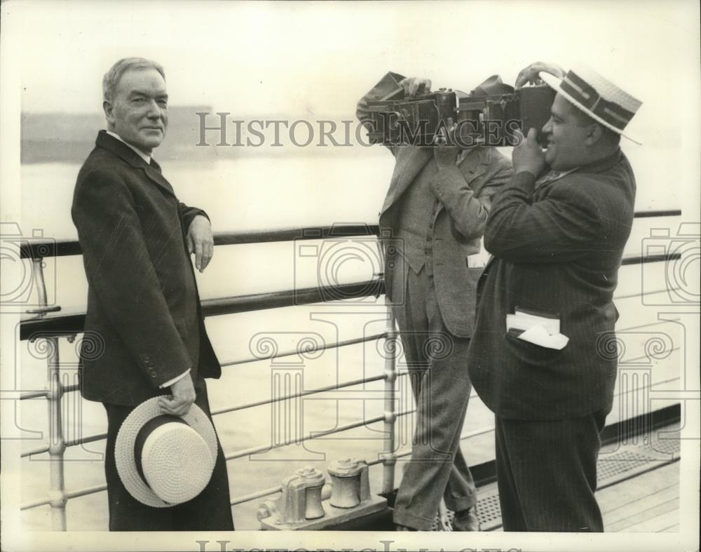 1938 Press Photo John D. Rockefeller Jr. smiles after his arrival in New York - Historic Images