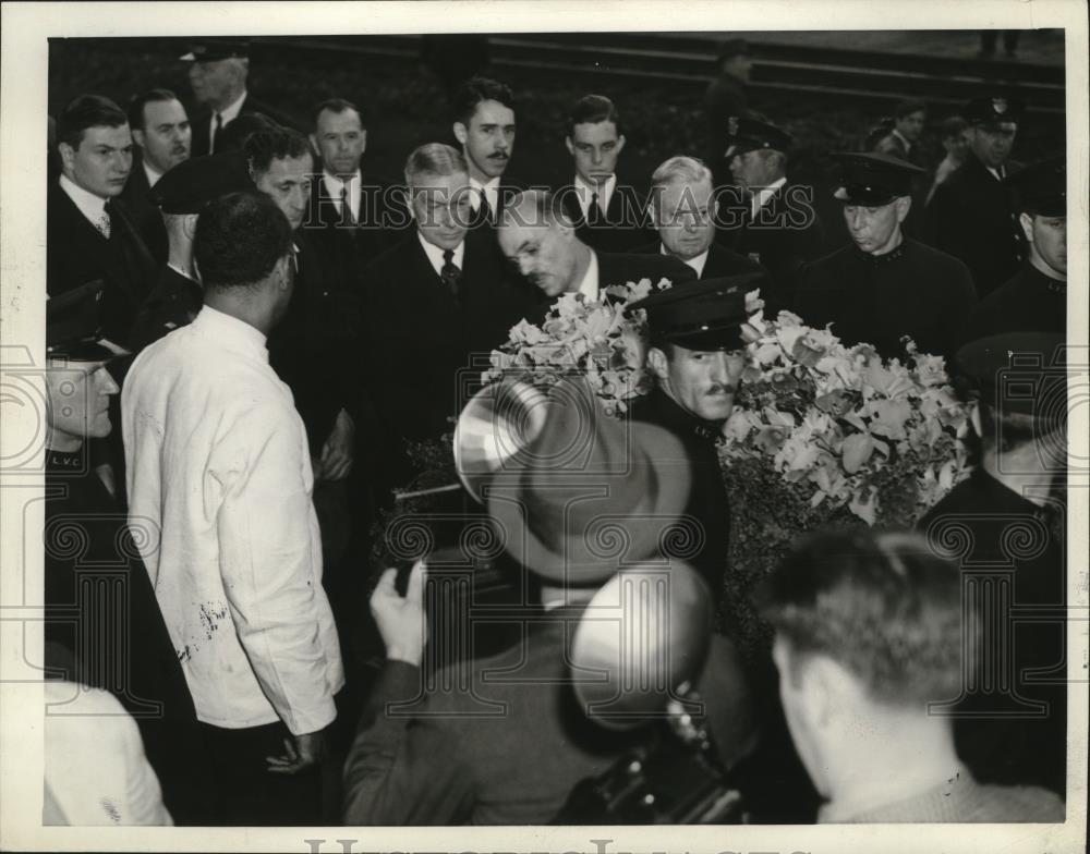 Press Photo Casket at depot John D.Rockefeller Jr. 6 family in rear - cvb78510 - Historic Images