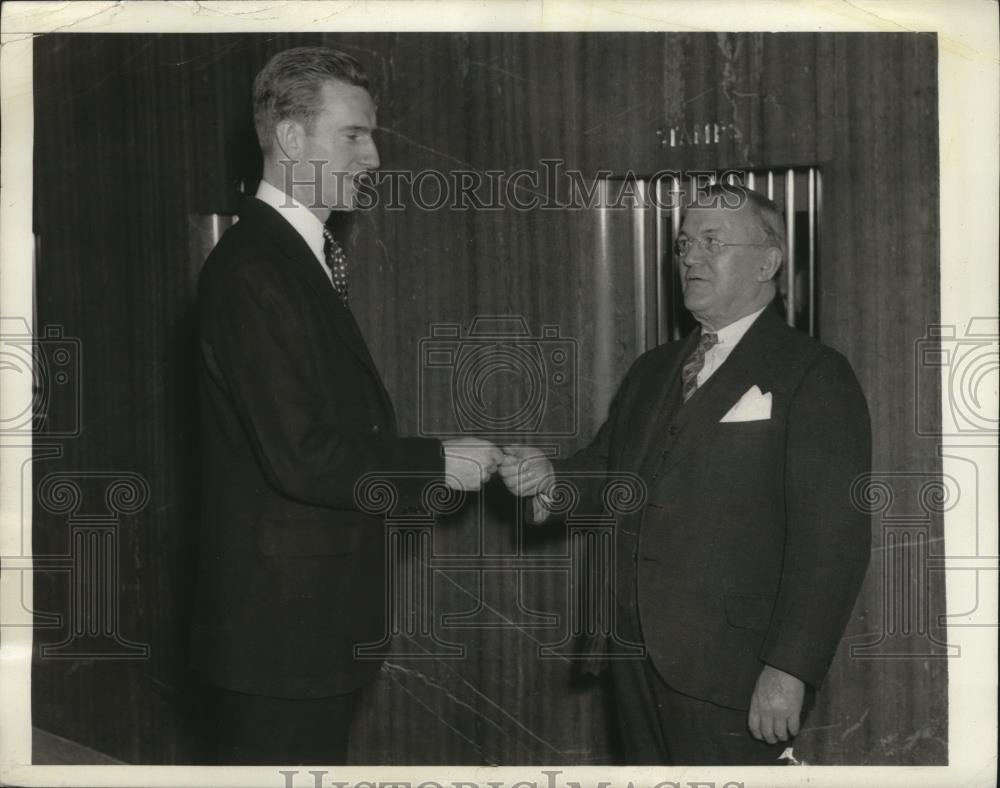 1934 Press Photo John D Rockefeller III hands keys to postmaster John J Keiley - Historic Images