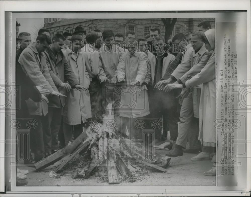 1961 Press Photo Students huddling around a large log fire - cvb78564 - Historic Images