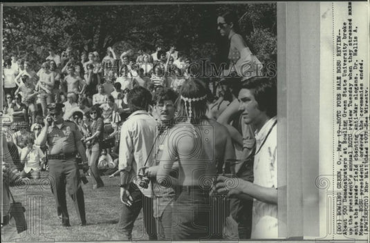 1971 Press Photo Some of the 500 demonstrators at Bowling Green State University - Historic Images