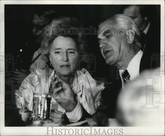 1974 Press Photo Gen Westmoreland shows a ring to Mrs Bob Hope - cvb78625 - Historic Images
