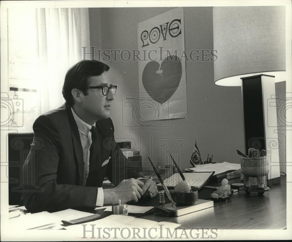 1968 Press Photo John Rockefeller IV in his campaign headquarters in Charleston - Historic Images