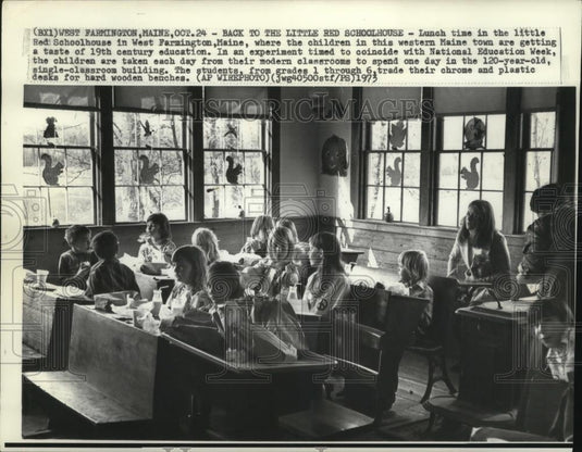 1973 Press Photo Students having lunch in Red Schoolhouse, Farmington, Maine - Historic Images