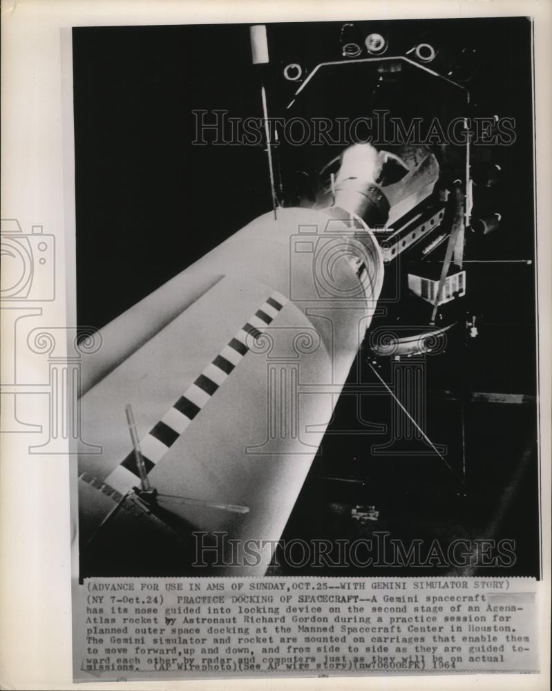 1964 Press Photo Astronaut Richard Gordon practices docking of Gemini spacecraft - Historic Images