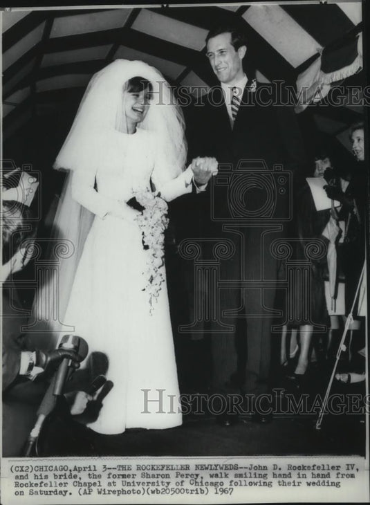 1967 Press Photo John Rockefeller and Sharon Percy walks from Rockefeller Chapel - Historic Images