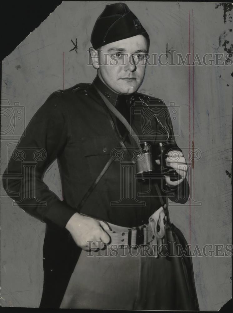1941 Press Photo Second lieutenant Stephen A Blossom wearing his father&#39;s belt - Historic Images