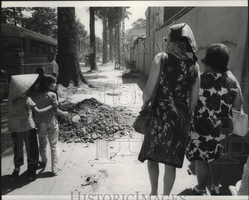 1973 Press Photo Saigon children glance back at American women in Vietnam - Historic Images