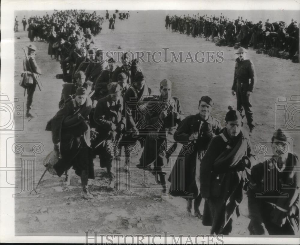 1942 Press Photo German and Italian prisoners walk away the Halfaya Pass - Historic Images