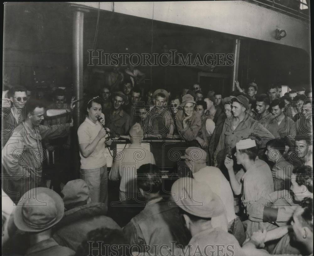 1943 Press Photo Margaret Pierce of the Red Cross sings to the US troop - Historic Images