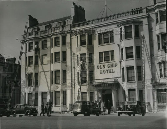 1945 Press Photo Workmen are replacing windows of Eastbourne Hotel London - Historic Images