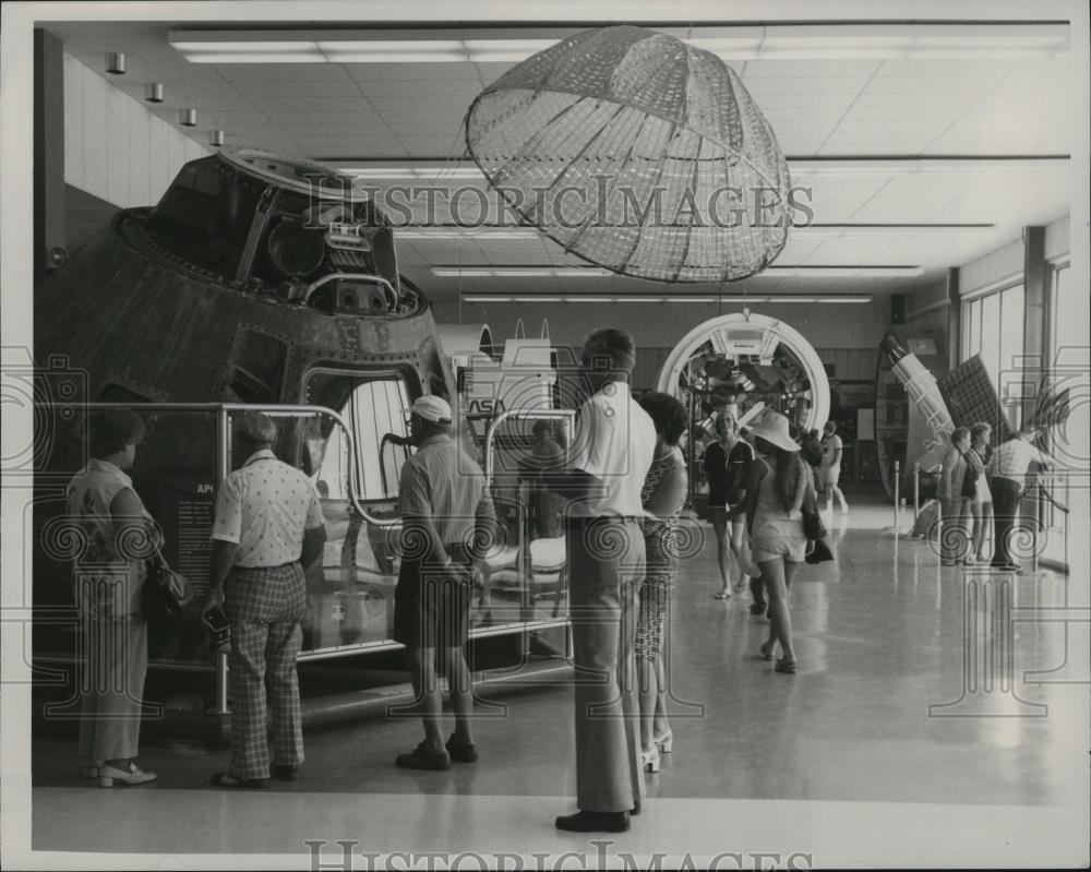 1975 Press Photo Guests roam around the exhibit in John F. Kennedy Space Center - Historic Images