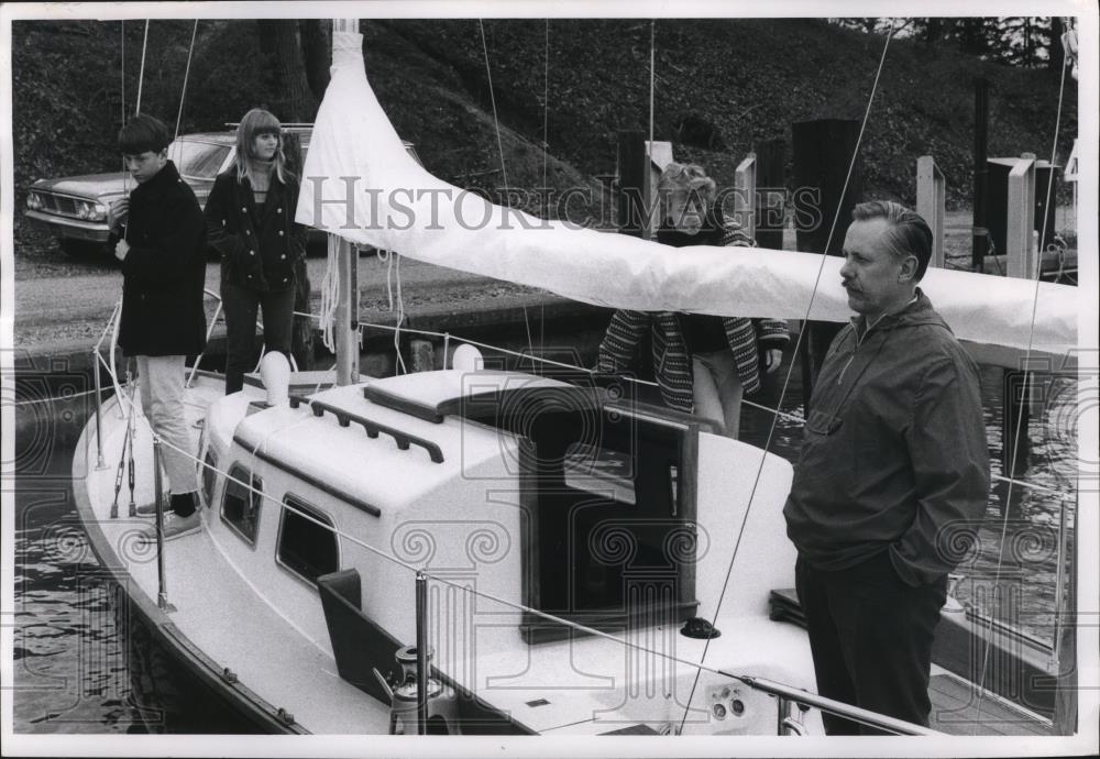 1967 Press Photo Robert Manry and family on a sailboat - cvb78414 - Historic Images