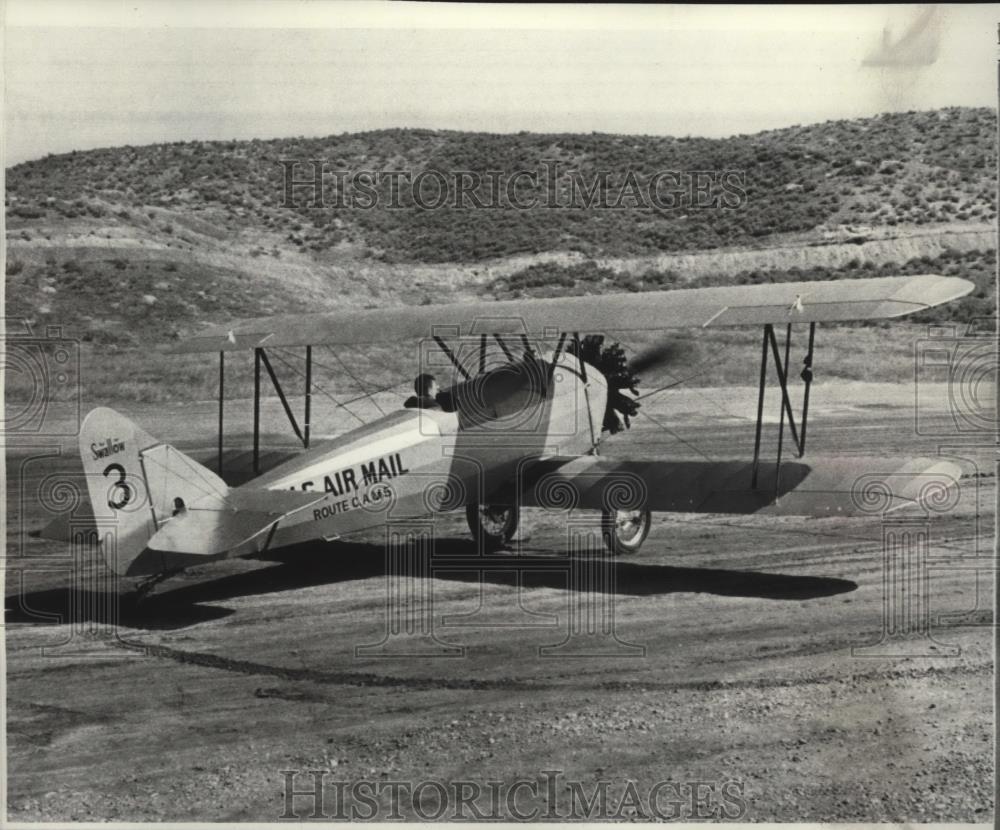1976 Press Photo Owner-pilot E.E. Hilbert taxis his restored Swallow biplane - Historic Images