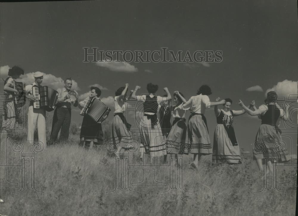 1957 Press Photo Dancing Basque - Historic Images