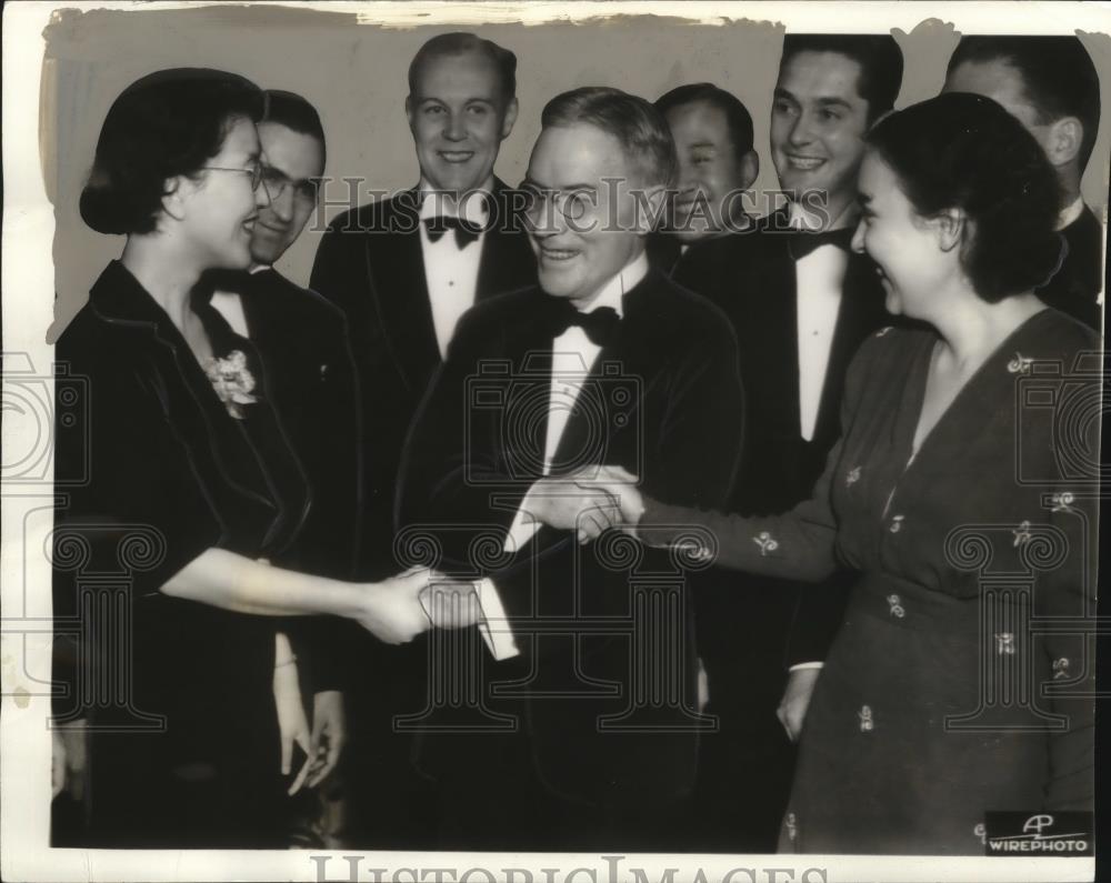 1937 Press Photo John Rockefeller Jr. and students at International House in N.Y - Historic Images