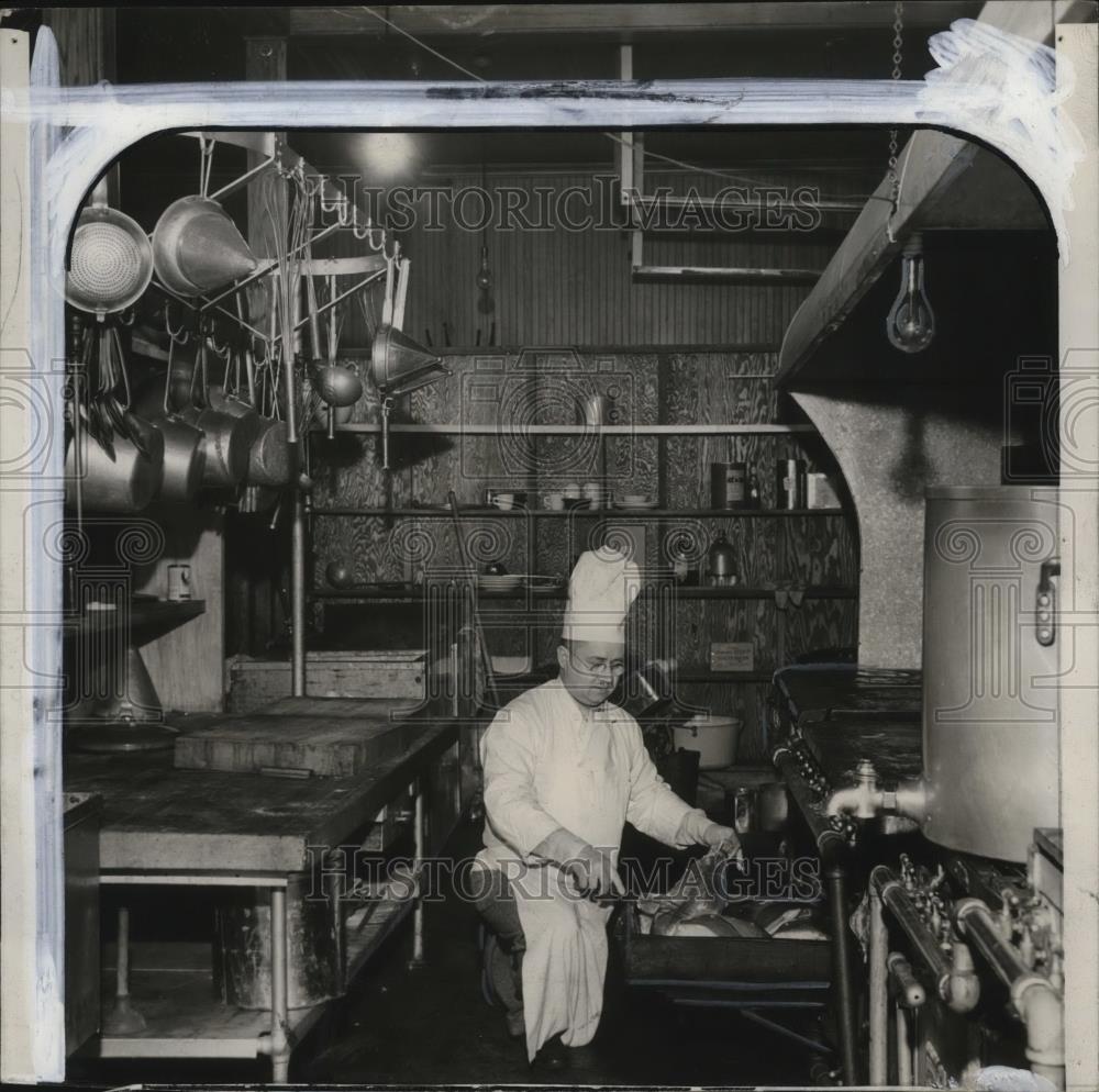 1940 Press Photo Chef Andrew Kusnir works in the stable kitchen - Historic Images