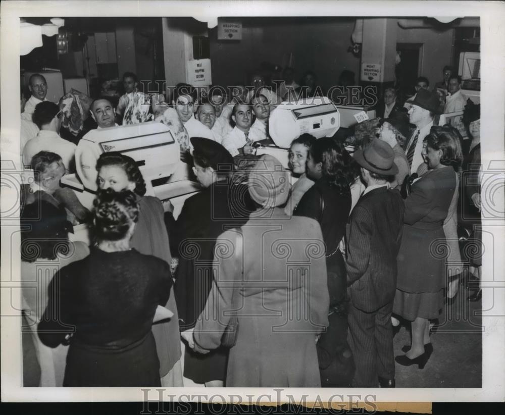 1947 Press Photo New York consumers jam meat department for price break NYC - Historic Images