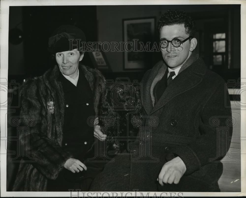 1944 Press Photo New York Mrs. Marguerite Hirs, son Christoper and their dog NYC - Historic Images