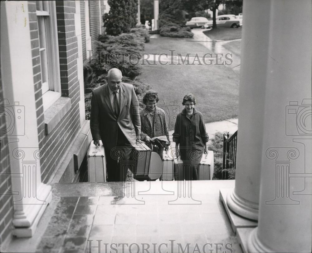 1958 Press Photo Collegiate enters freshman dorm with her father and friend - Historic Images