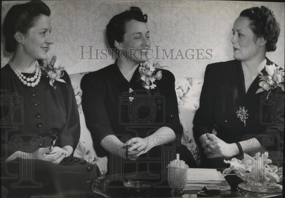 1942 Press Photo Mrs Lacey V Murrow, Mrs Edward R Murrow and Mrs Dewey J Murrow - Historic Images