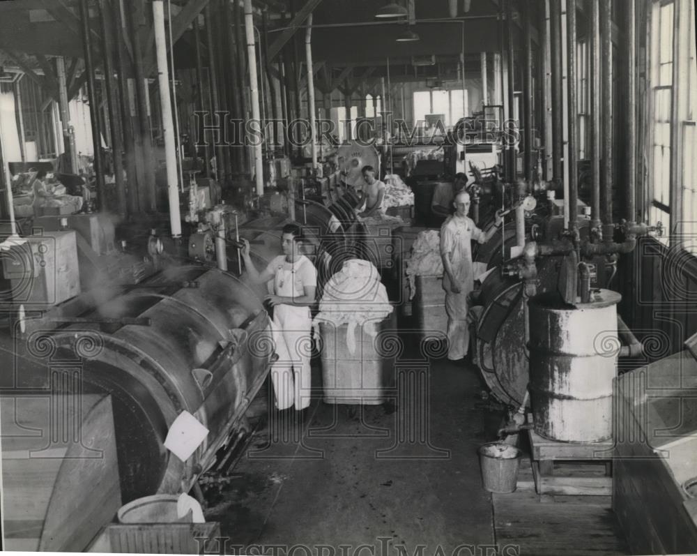 1944 Press Photo Baxter Naval Hospital laundry - Historic Images