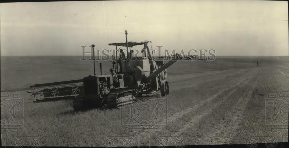 1943 Press Photo Harvest Scenes - Historic Images