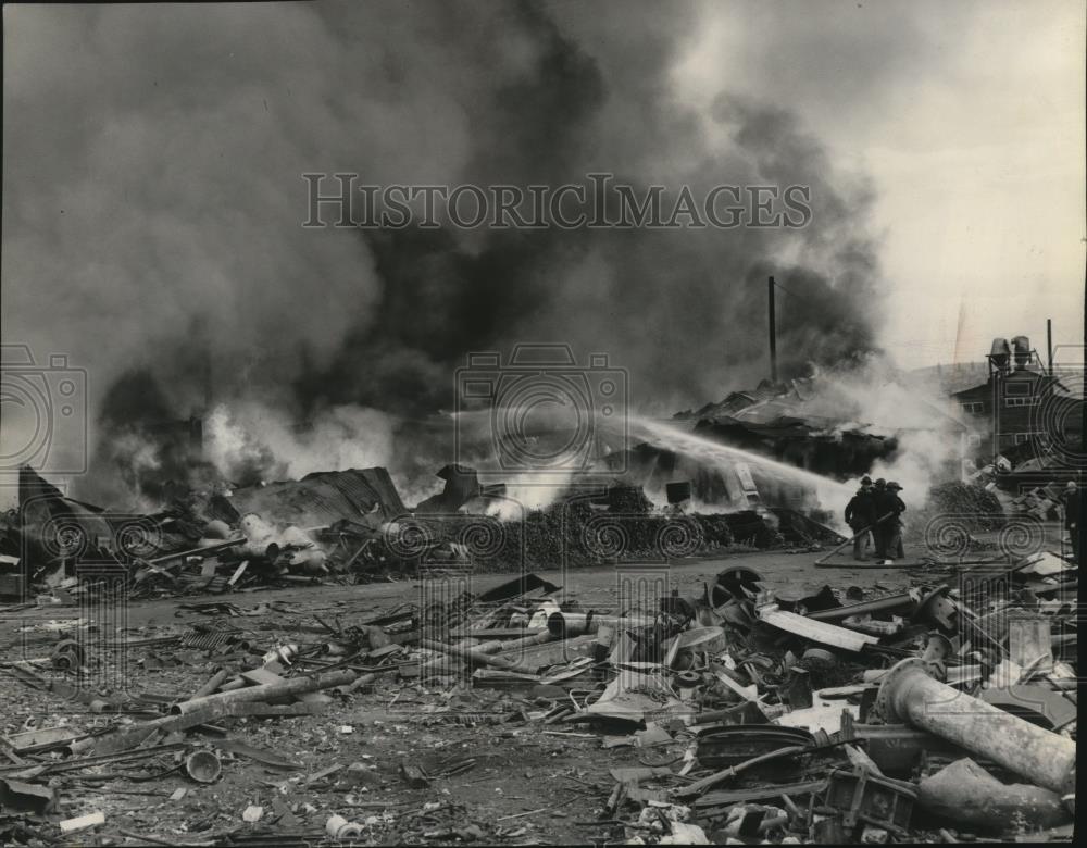1961 Press Photo Raging inferno at Spokane Metals Co Warehouse - Historic Images