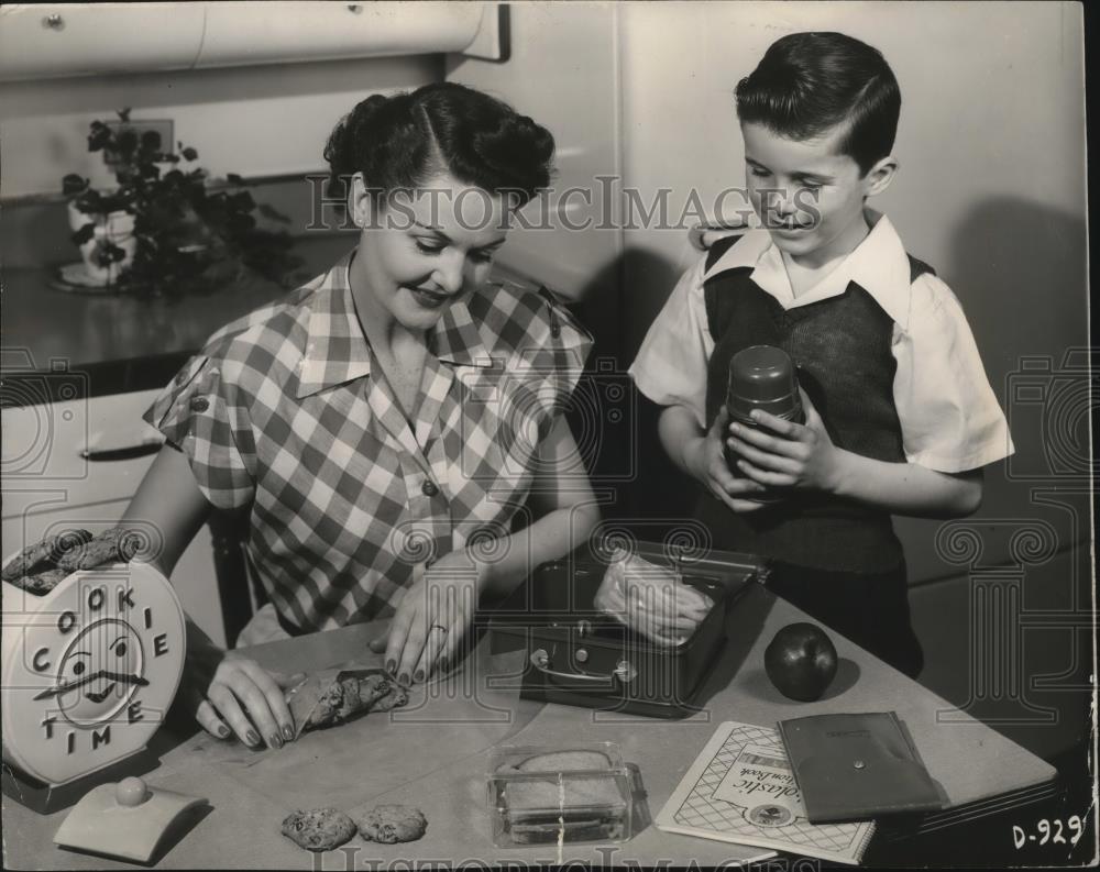 1958 Press Photo Home Scenes-Mother packs her son&#39;s lunch-date and nut cookies - Historic Images