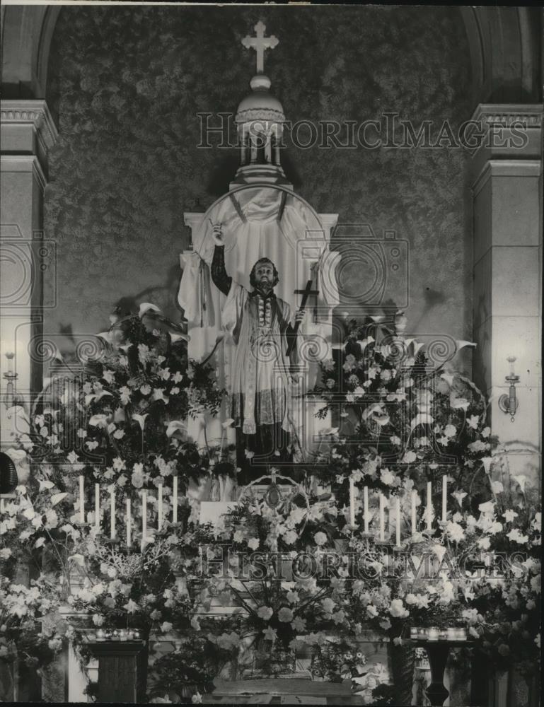 1944 Press Photo Shrine of St. Francis Xavier in St. Aloysius&#39; church - Historic Images