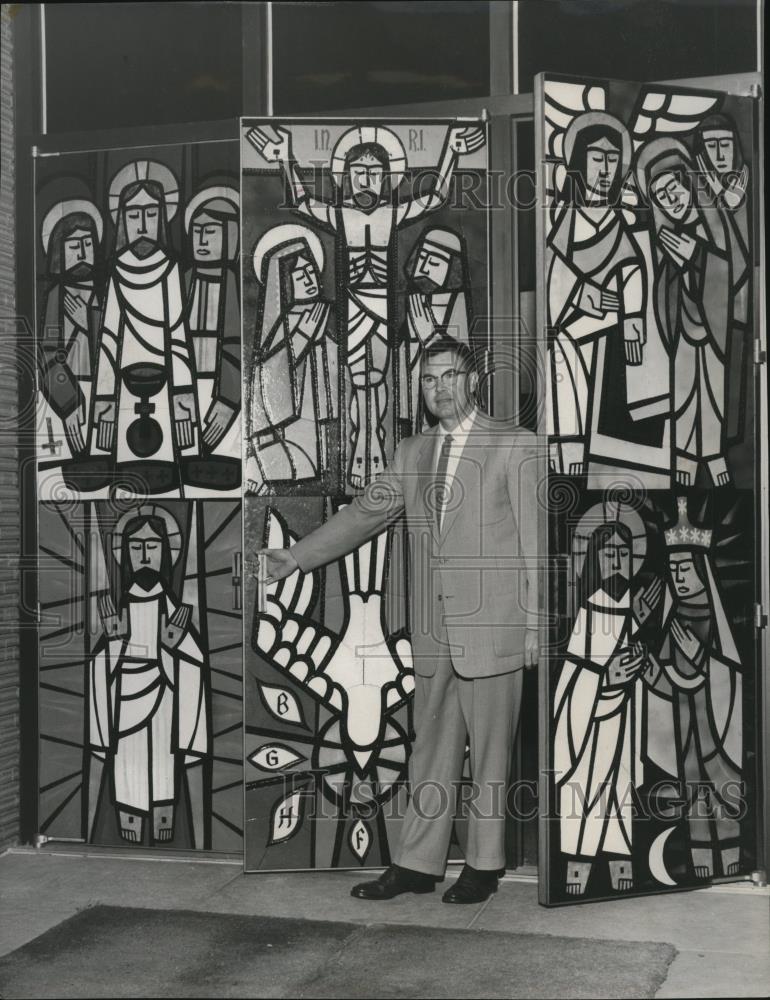 1961 Press Photo Striking panels at St. Charles Borromeo Roman Catholic Church - Historic Images