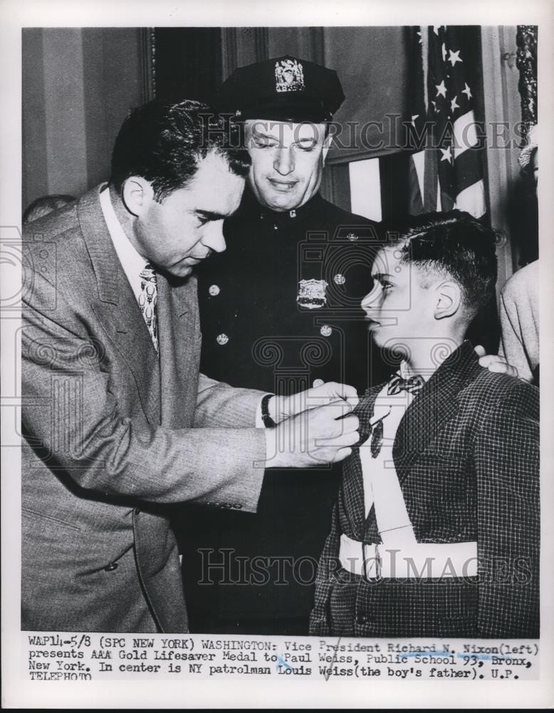 1953 Press Photo Richard Nixon Presents Paul Weiss AAA Gold Livesaver Medal - Historic Images