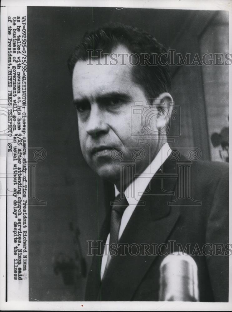 1955 Press Photo Vice Pres. Richard Nixon talked with newsman at his home - Historic Images