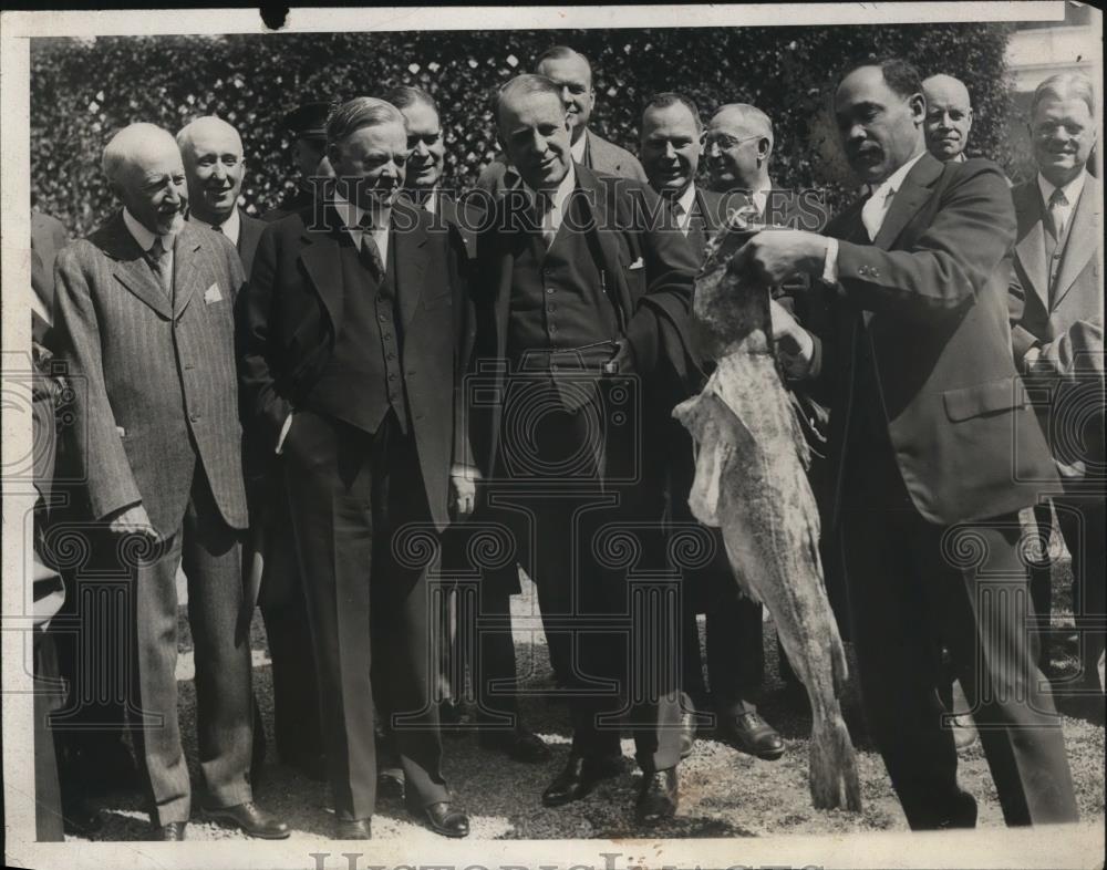 1929 Press Photo Boston Chamber Commerce Presented President 25-Pound Cod Fish - Historic Images