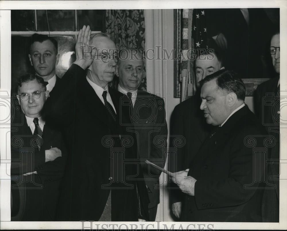 1941 Press Photo Mayor F.N.LaGuardia swear in as Commissioner of Water - Historic Images