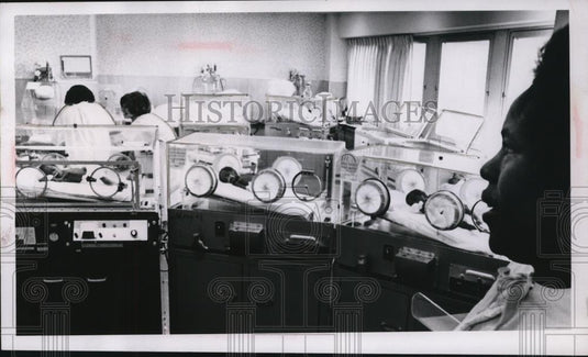 1967 Press Photo Triplets of Mr & Mrs Aaron Smith Born at Mt. Sinai Hospital - Historic Images