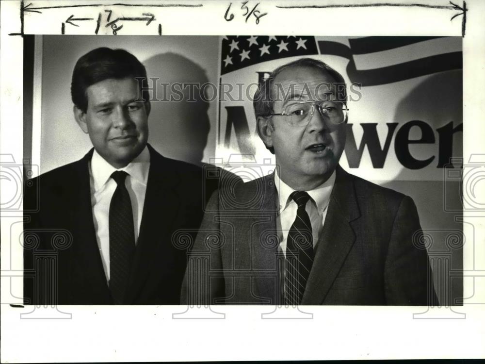 1987 Press Photo Rep. Bob McEwen listens to Sen. Phil Gramm at the airport - Historic Images